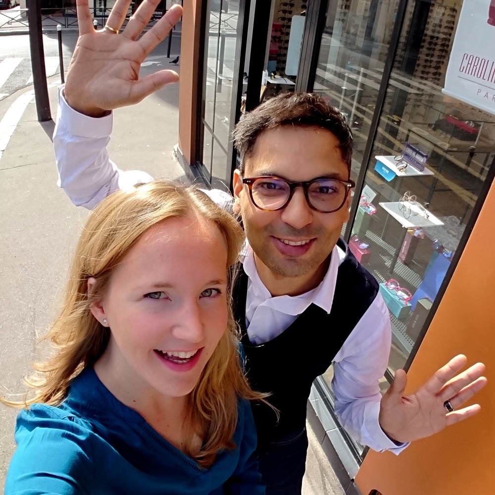 Frédéric et Charlotte, les opticiens diplômés de Lunettes & Cie à l'extérieur de leur boutique