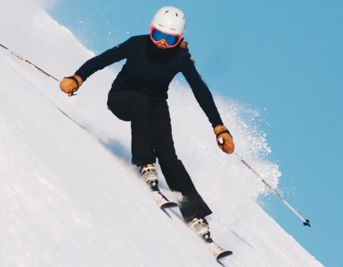 Skieur dévalle une piste de ski