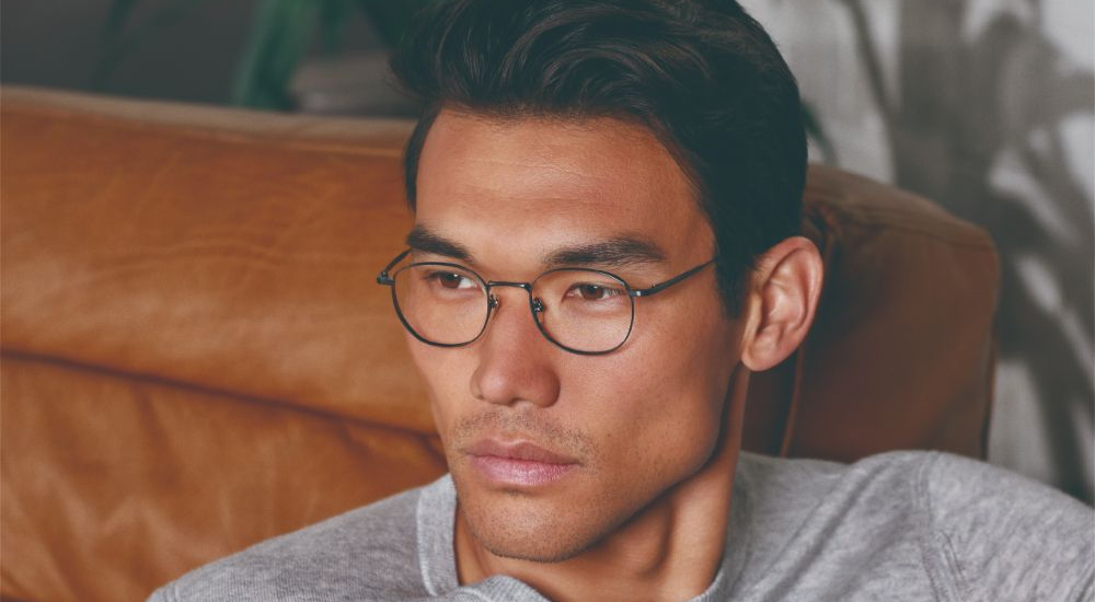 mannequin homme portant des lunettes en titane japonais de la marque centenaire Masunaga