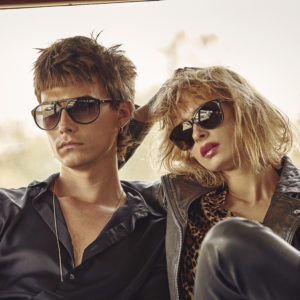 Couple portant des lunettes de soleil de la marque Entourage of 7