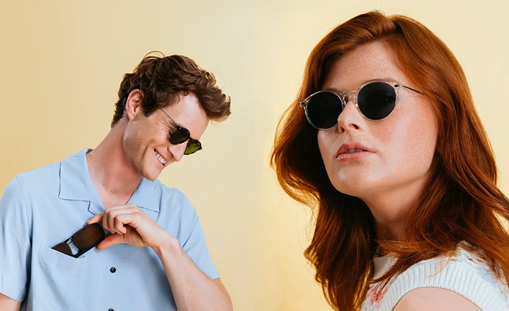 Un homme et une femme portent les lunettes de soleil de la marque nooz. L'homme prend l'étui minimaliste de sa poche de chemise