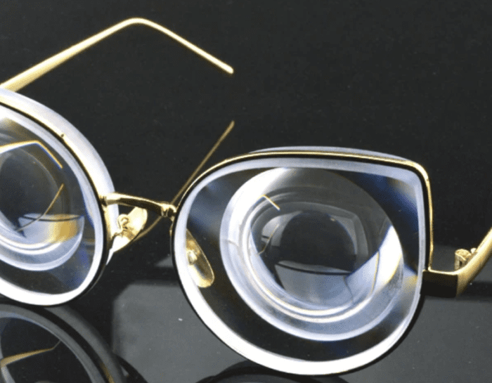 photo d'une paire lunettes équipée de verres lenticulaires pour forte myopie