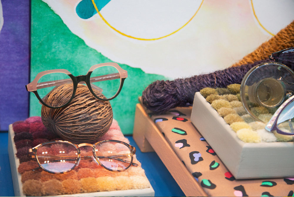 vitrine mettant en scène les lunettes de la marque Lafont sur des fond aux motifs colorés