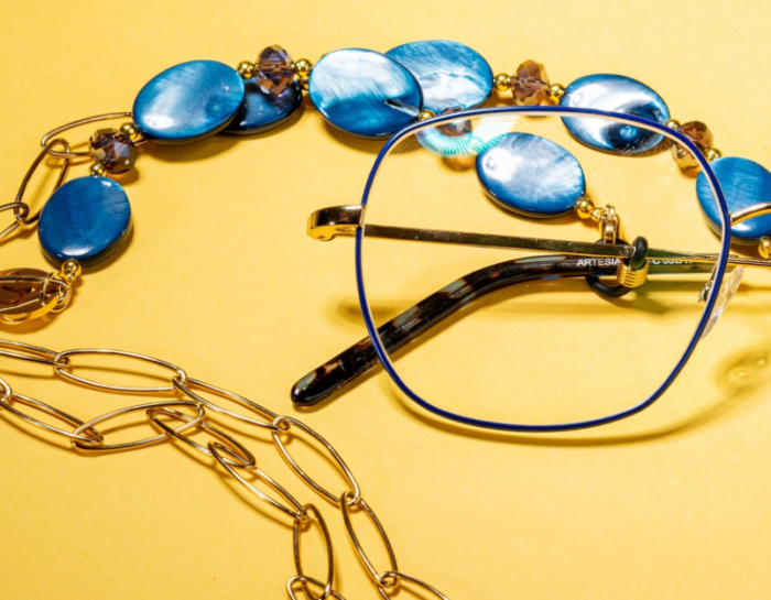 lunettes de la marque Marlone Eyewear décorée d'une chaine de lunettes avec pierres bleues