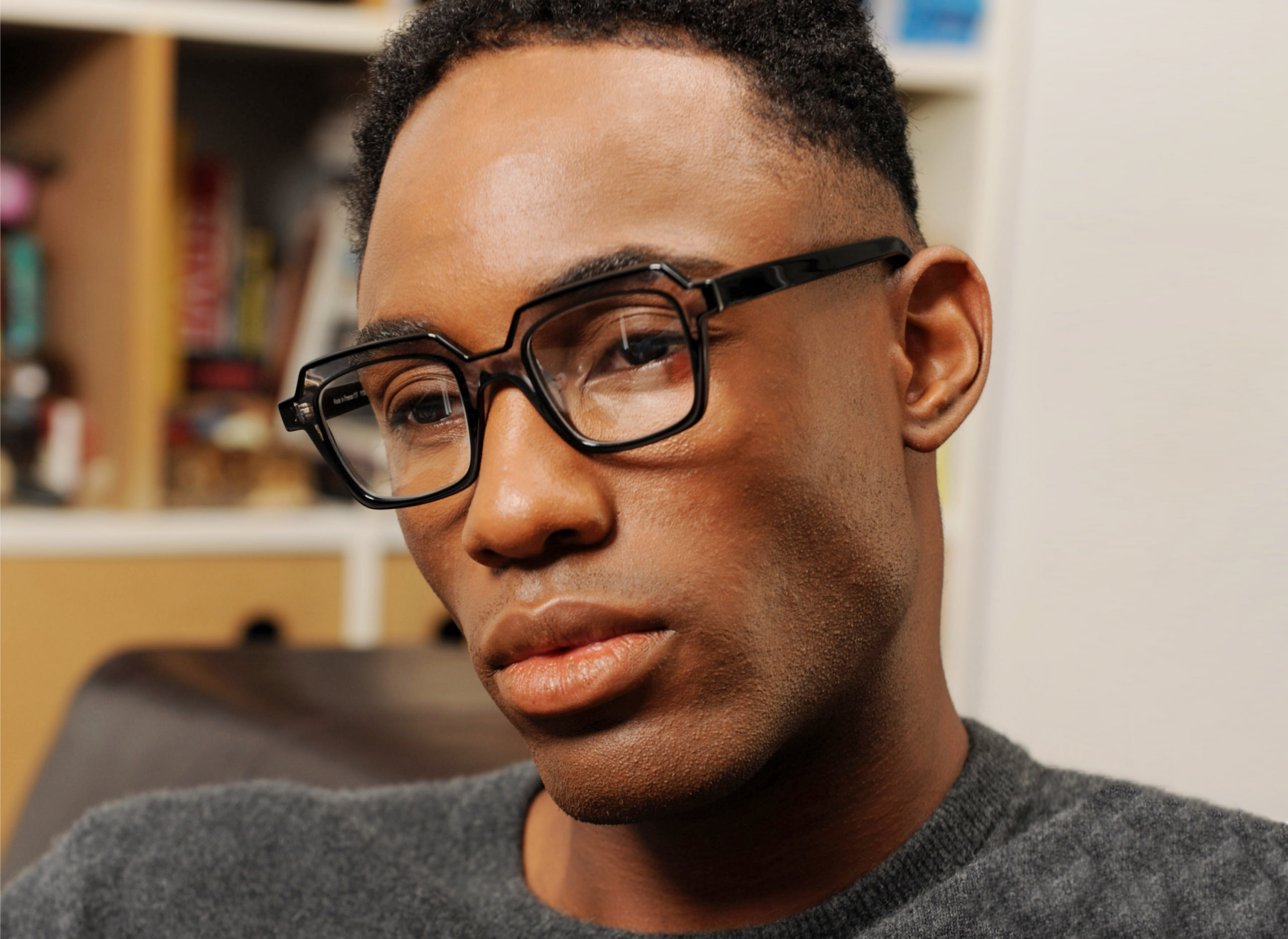 Portrait d'un homme portant les lunettes carrées noires et cristal de la marque française XIT