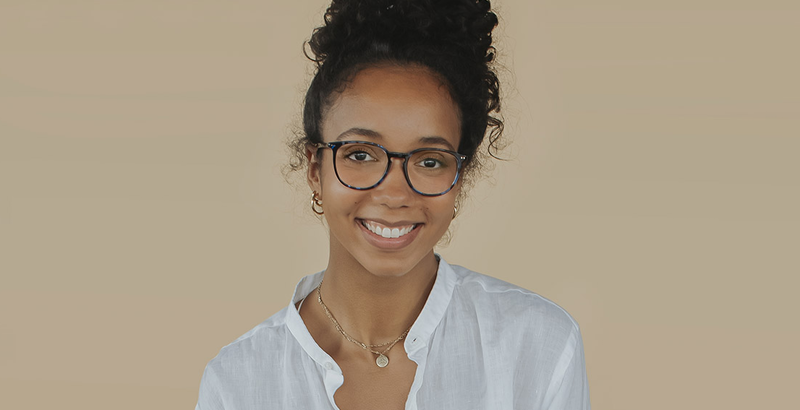 Femme souriante portant des lunettes de la marque de Lunor