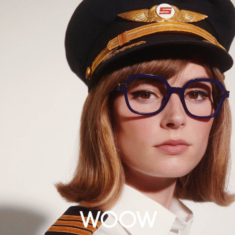 Femme portant les lunettes de vue bleues de la marque Woow et une casquette de pilote