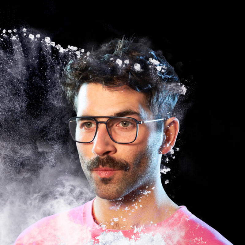 KLENZE AND BAUM Un homme brun porte de jolies lunettes Klenze and Baum, une marque spécialisées dans les lunettes faites en impressions 3D