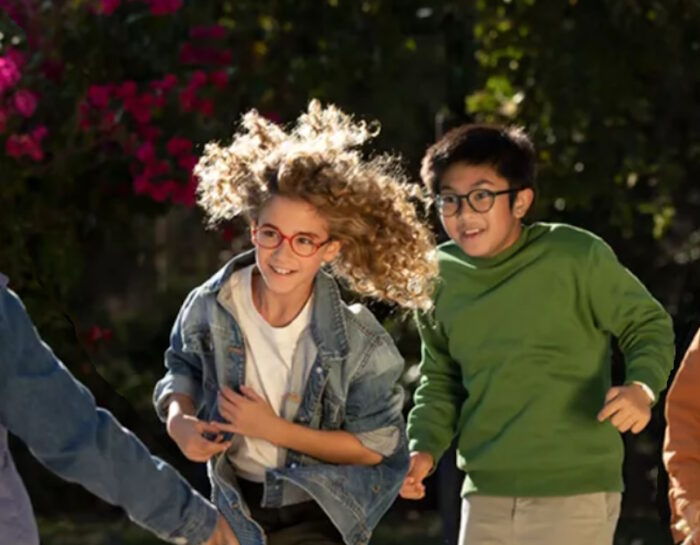 Scènes d'enfants jouant dehors et portant des lunettes équipées des verres Hoya Miyosmart