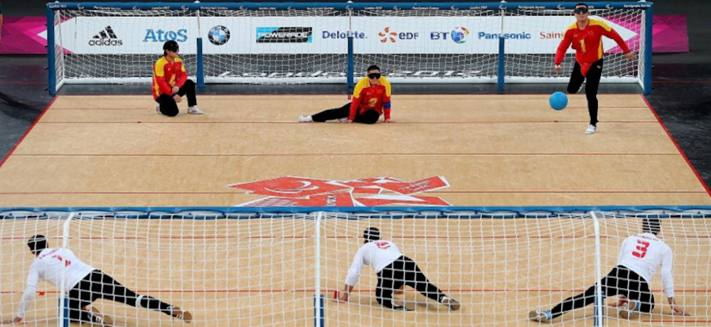 Match de Goalball, sport olympique faisant s'affronter 2 équipes constituées d'athlètes malvoyantes ou aveugles