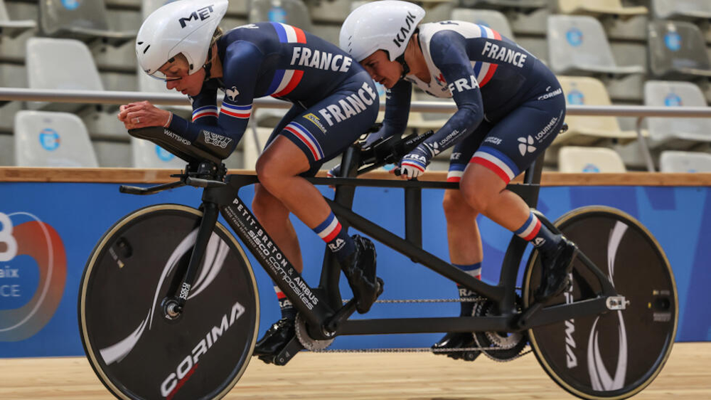 Anne-Sophoe Centis et sa guide lors d'une course en tandem aux Jeux Paralympiques de Paris 2024