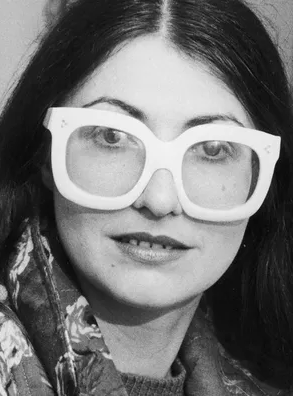 EMMANUELLE KHAN Portrait d'Emmanuelle Khanh portant ses lunettes iconiques oversize, épaisses et blanches