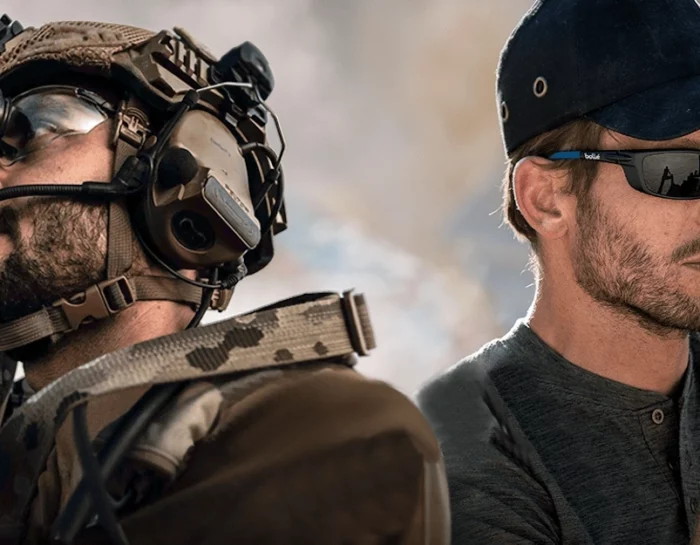 Deux hommes au travail portent les lunettes de la marque Bollé Safety. Ce sont des hommes avec de l'armée avec un équiepement spécial balistique