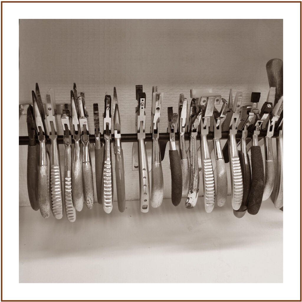 Porte outils, pinces et tournevis d'un atelier d'opticien. Pour effectuer des réparations et des ajustages
