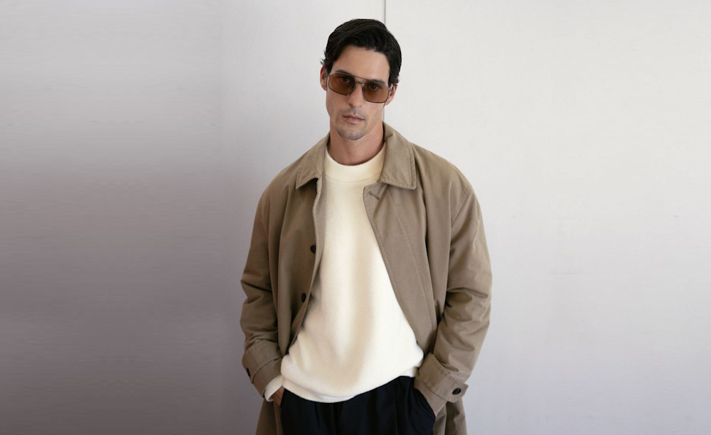 Photo de campagne de la marque de Lunettes Kaleos. Un homme debout porte des lunettes de soleil avec les bras dans les poches de pantalon