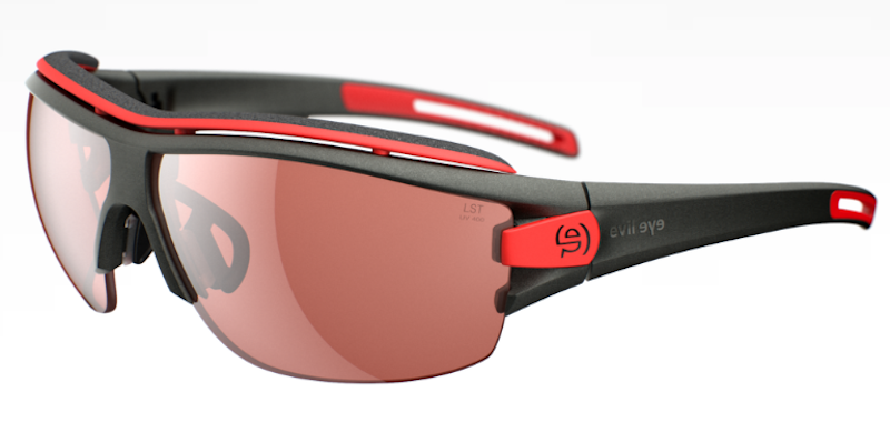 lunettes de sport Evil Eye. Elles sont galbées, noires et rouges, spécialement conçues pour la pratique du sport