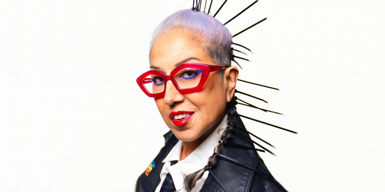 Une femme aux cheveux blanc tressées porte une jolie lunettes rouge papillon très épaisse de la marque L.A. Eyeworks