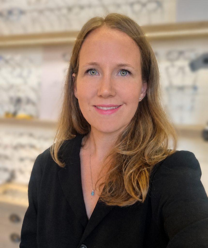 Portrait de Charlotte, membre de l'équipe d'opticiens diplômés de Lunettes & Cie Paris