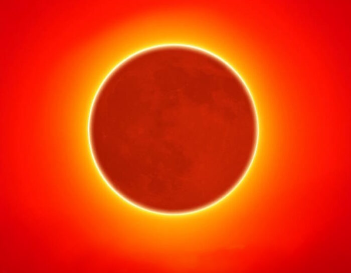 image d'une eclipse solaire. Le ciel aparait rouge